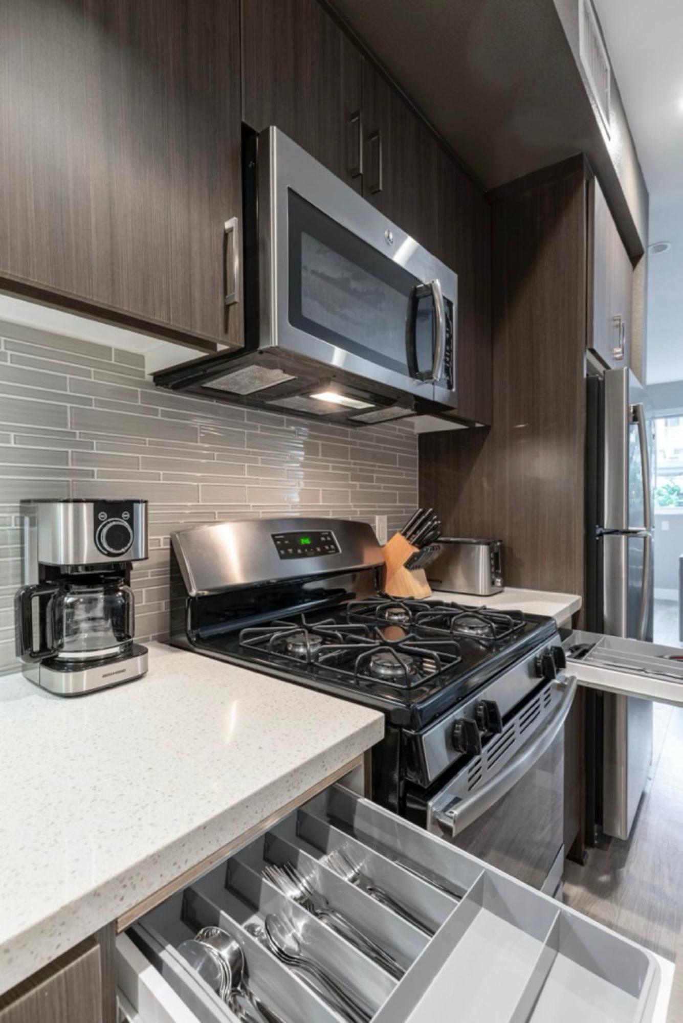 Brand New Luxury Weho Avl Appartement *